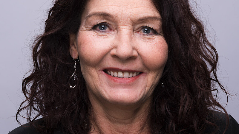 AUW! 🔪 Weer snijdt Patricia van Hussen zich in haar vingers.