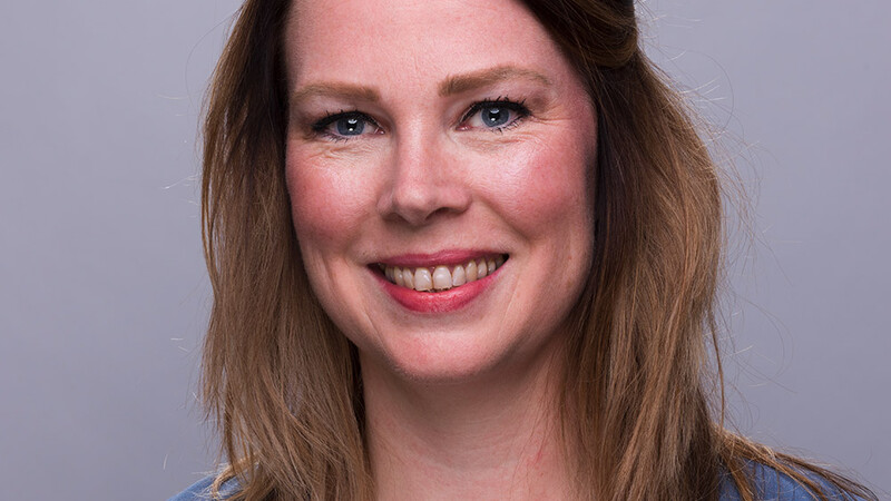 BAM!  De AFWIJZING voor promotie kwam bij Melanie binnen als een MOKERSLAG.